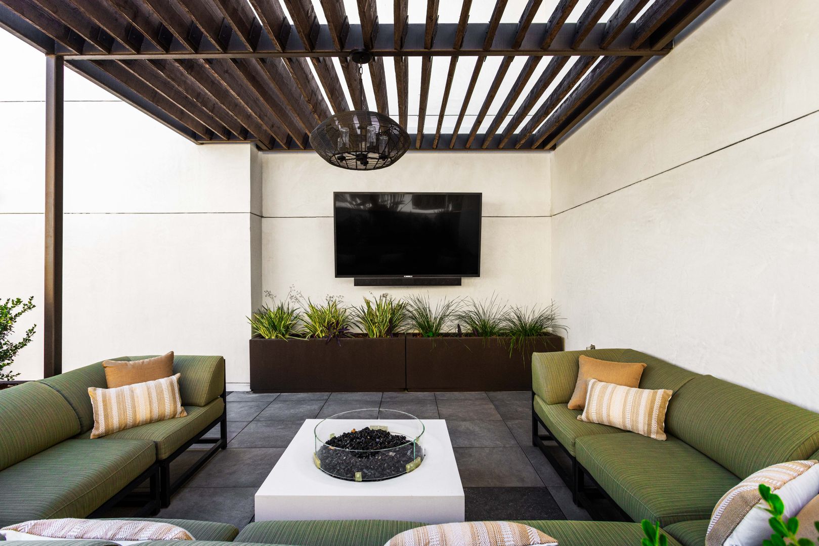 Los Angeles Apartment: 1333 S Orange Grove Ave