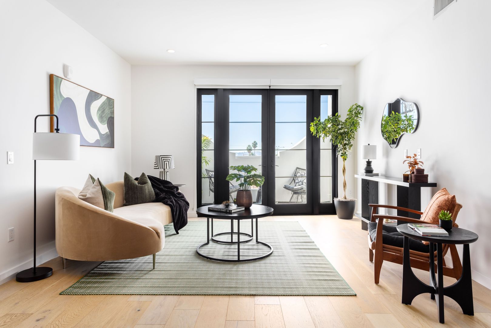 Los Angeles Apartment: 1333 S Orange Grove Ave