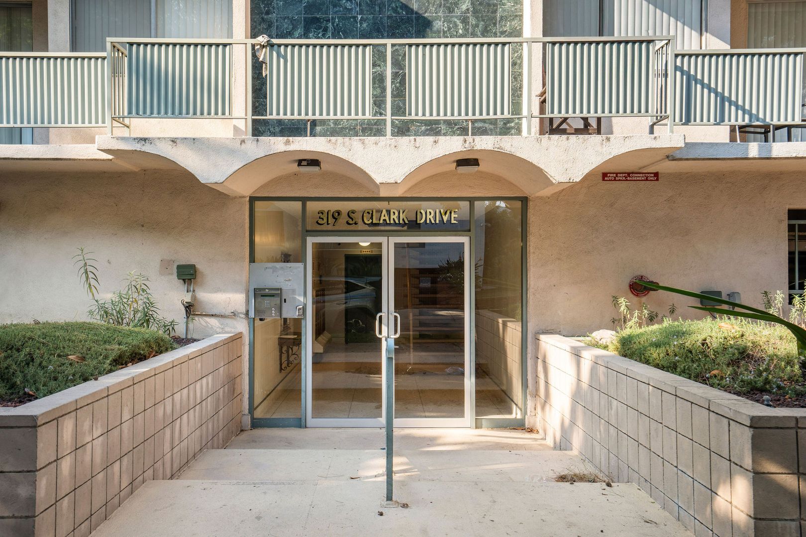 Los Angeles Apartment: 319 S Clark Dr