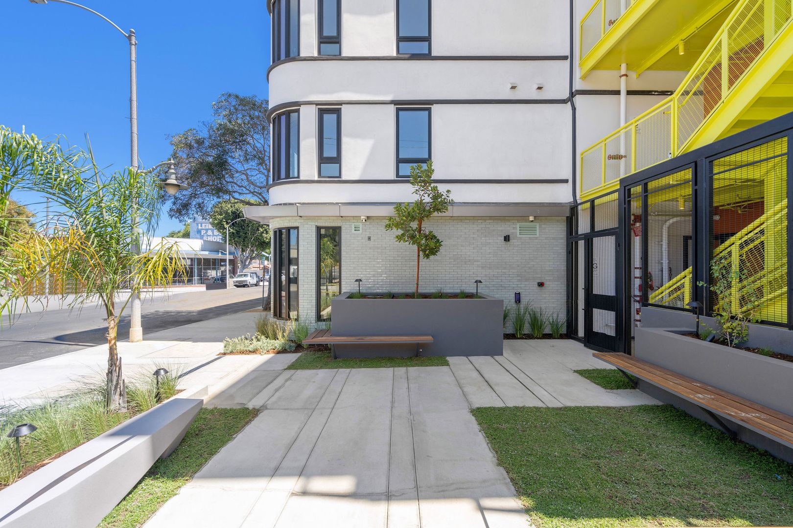 Los Angeles Apartment: 3450 W 43rd St