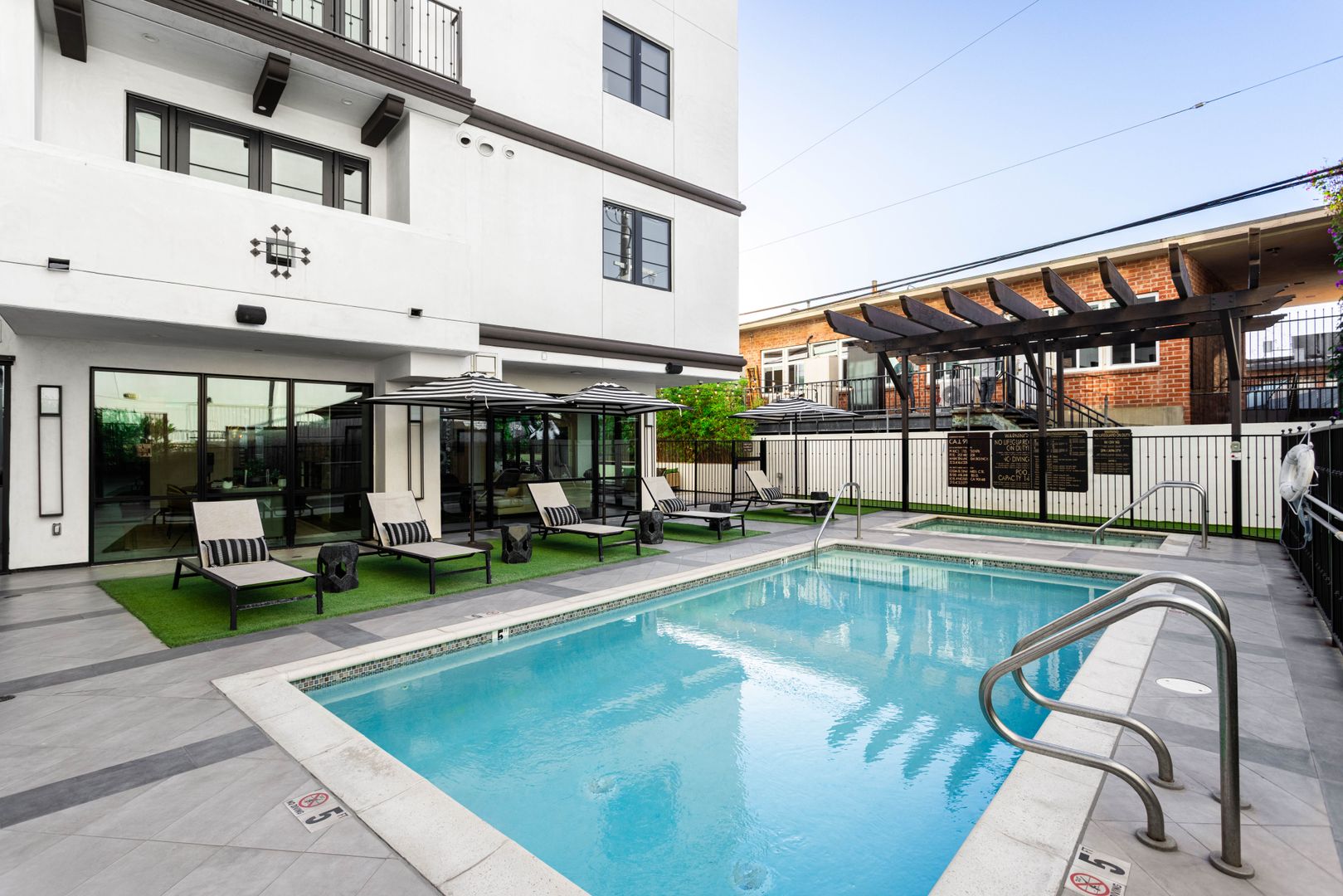 Los Angeles Apartment: 1333 S Orange Grove Ave