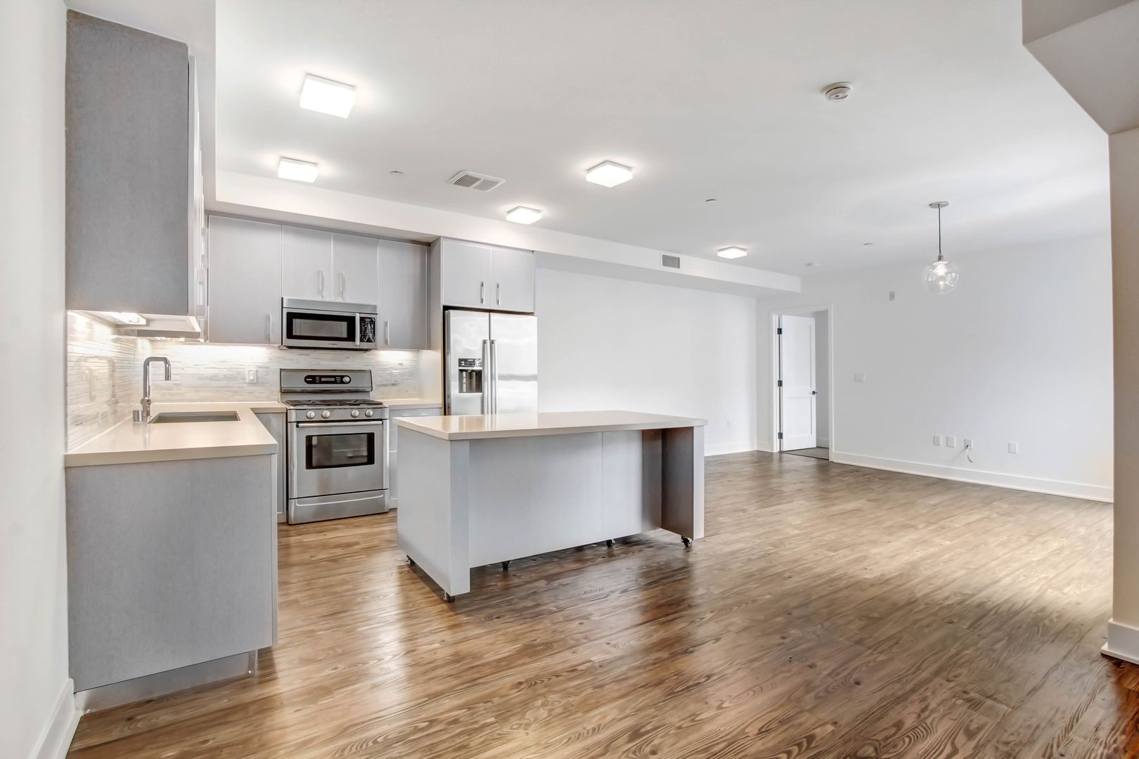 Los Angeles Apartment: 1168 S Barrington Ave