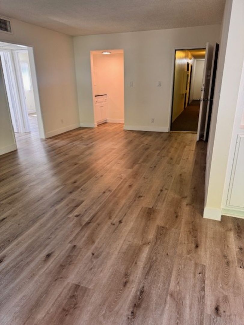 Los Angeles Apartment: 319 S Clark Dr