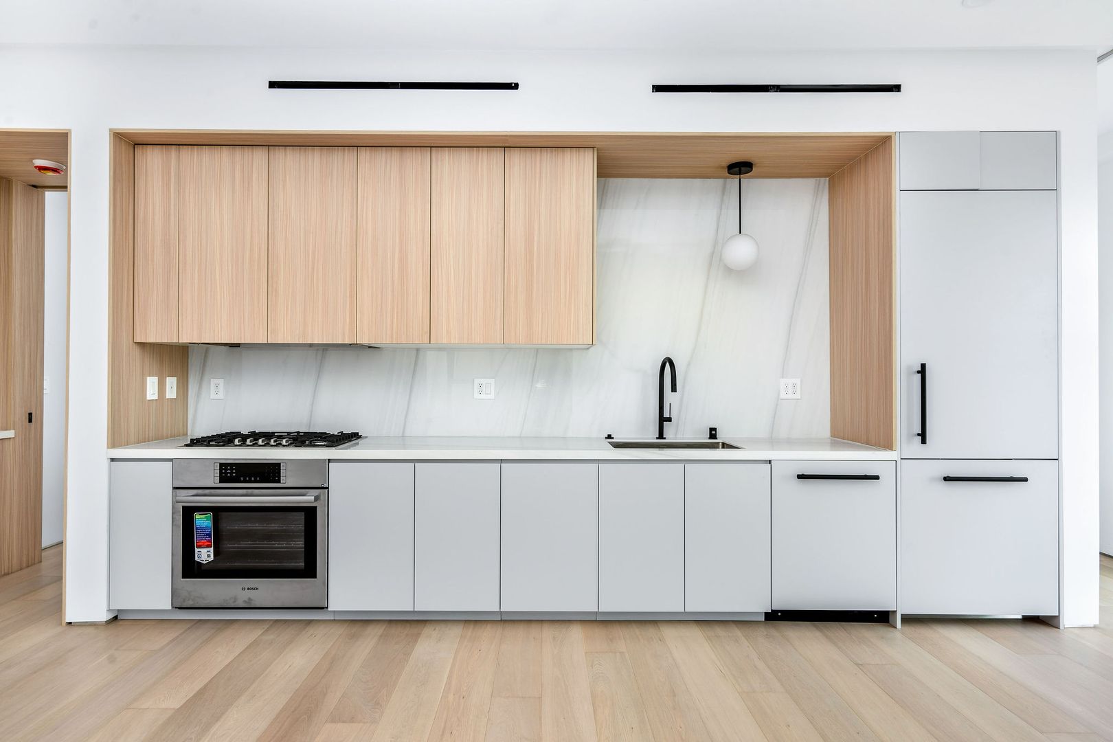 West Hollywood Apartment: 1136 N La Cienega Blvd