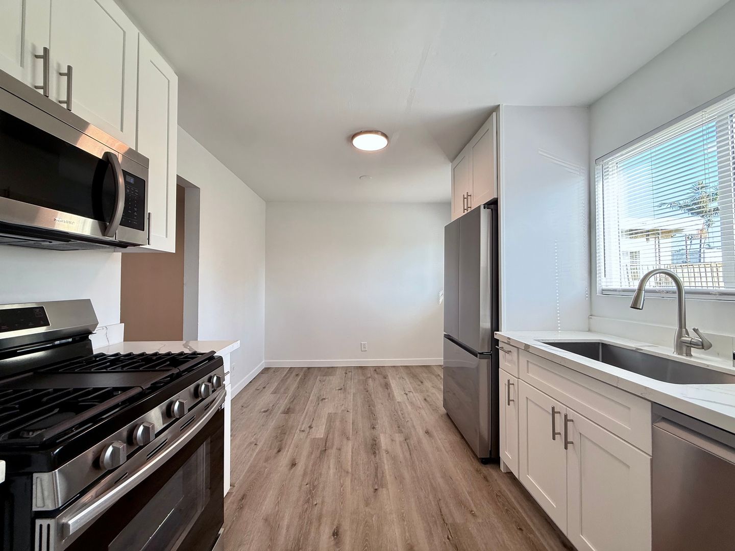 Venice Apartment: 354-360 Rennie Ave