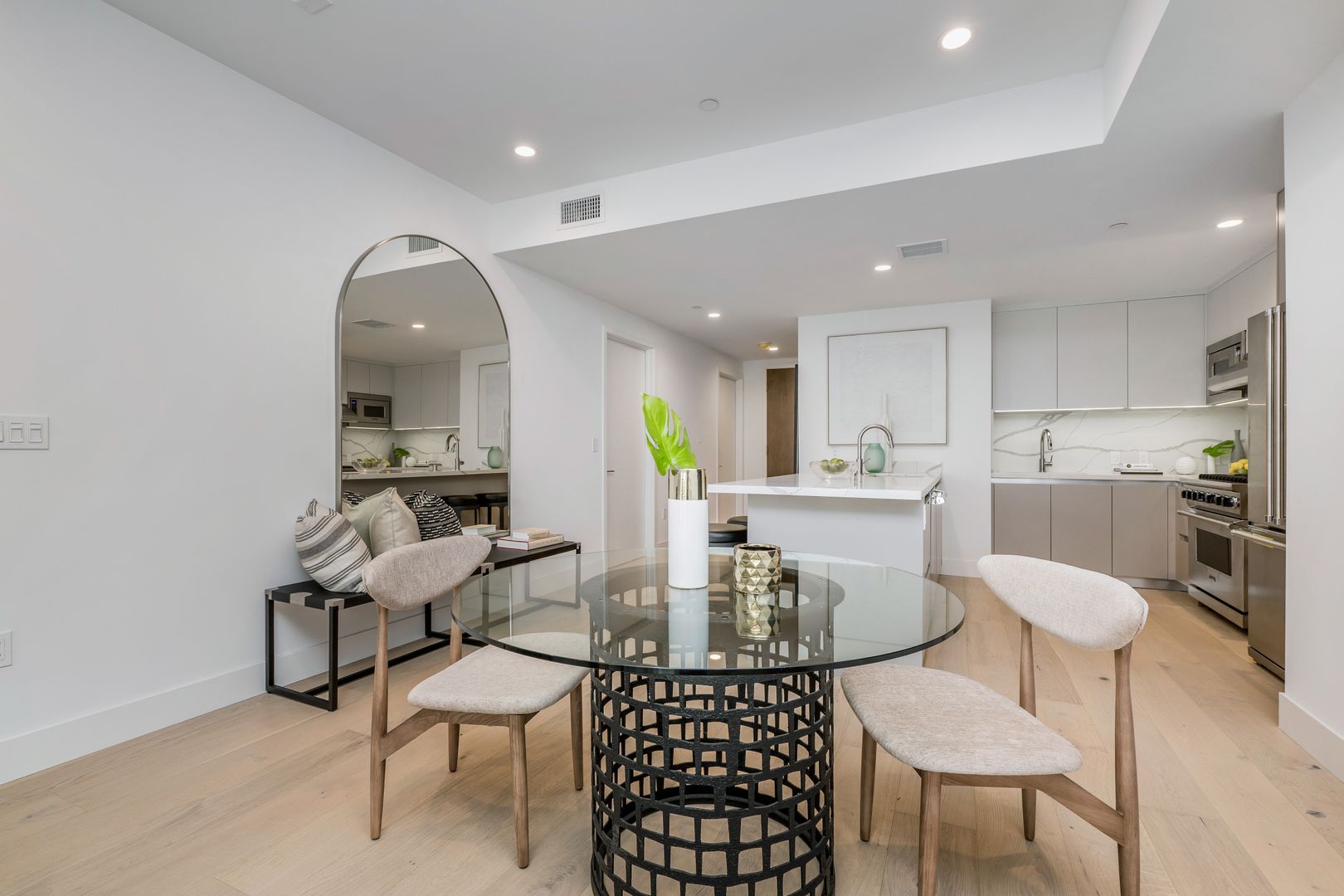 Los Angeles Apartment: 1415 Reeves St