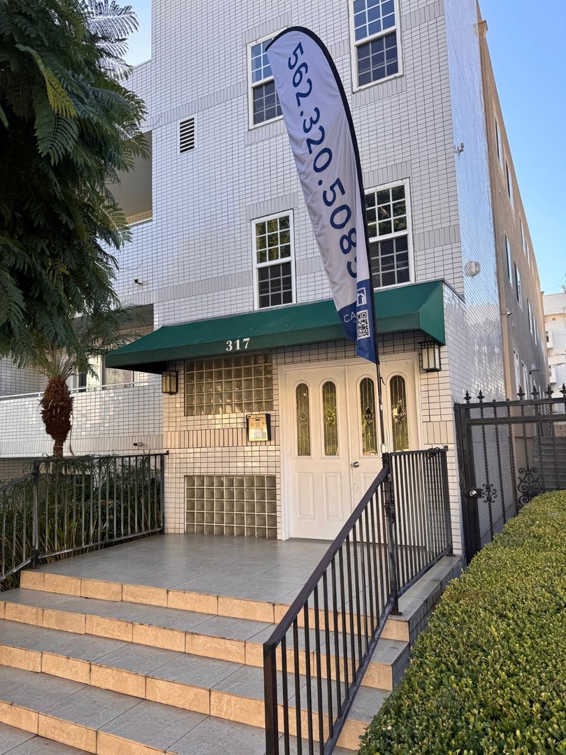 Los Angeles Apartment: 317 S Hamel Rd