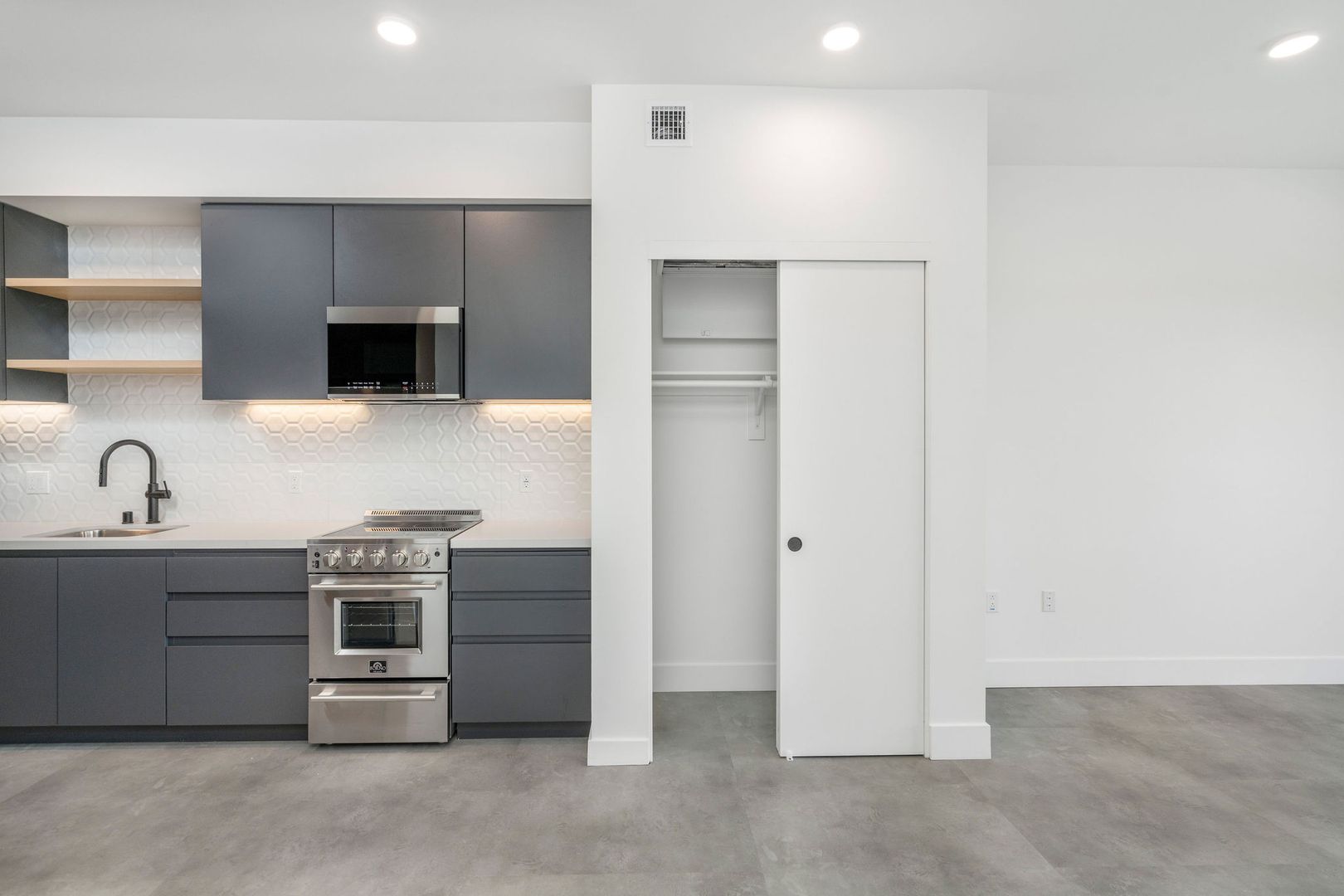 Los Angeles Apartment: 3450 W 43rd St