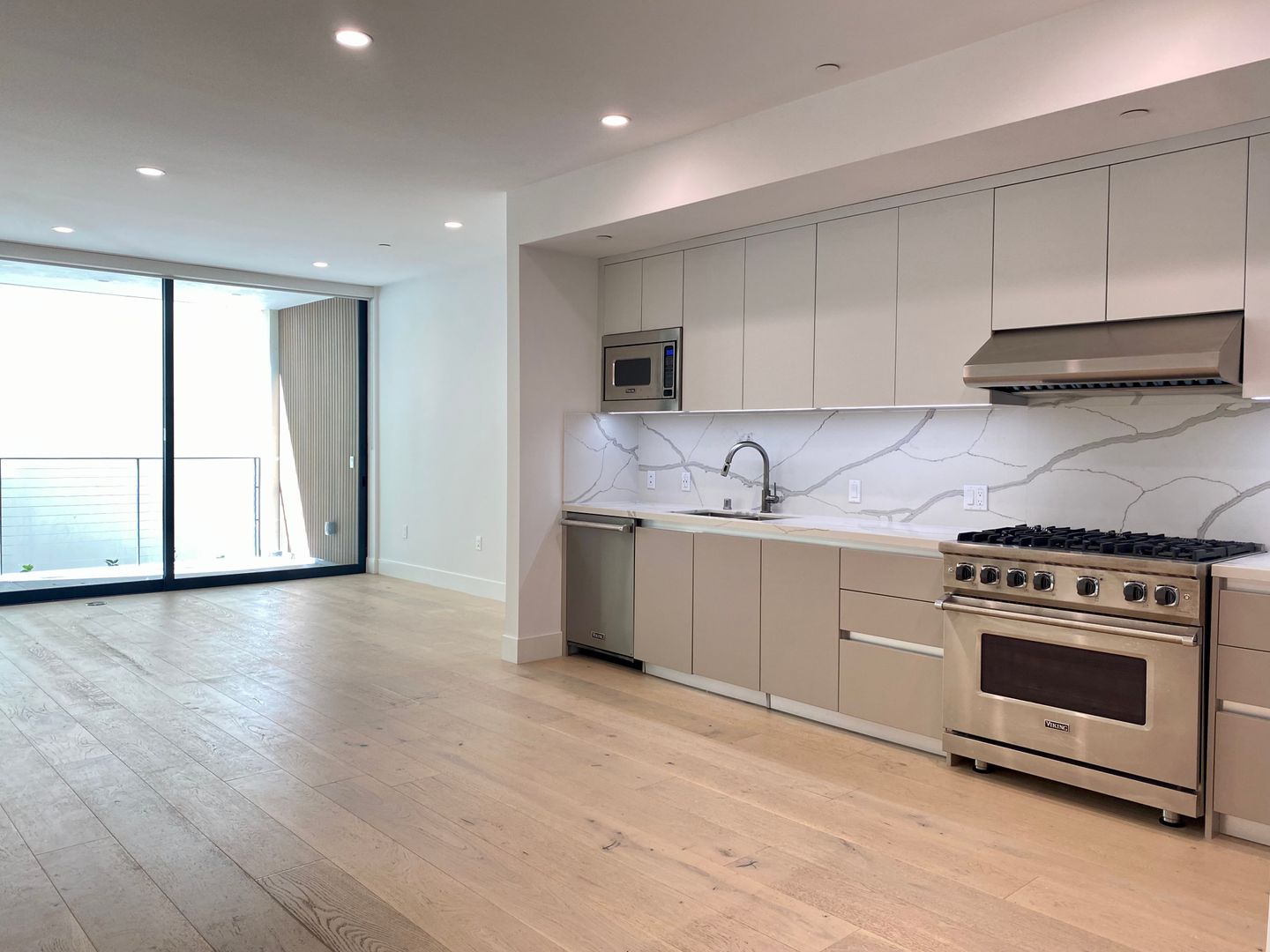 Los Angeles Apartment: 1415 Reeves St