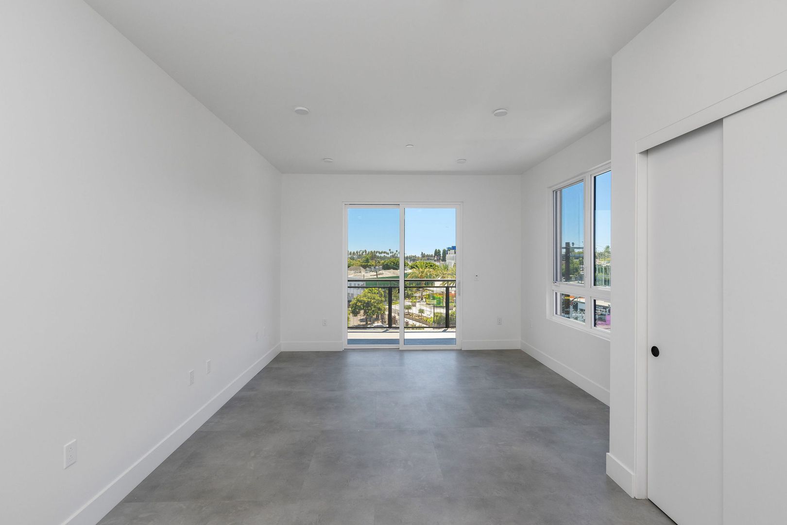 Los Angeles Apartment: 3450 W 43rd St
