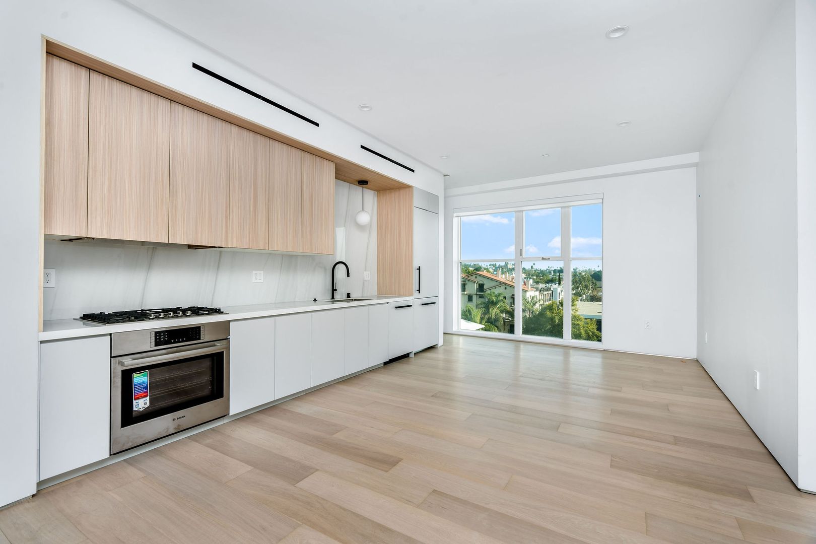 West Hollywood Apartment: 1136 N La Cienega Blvd