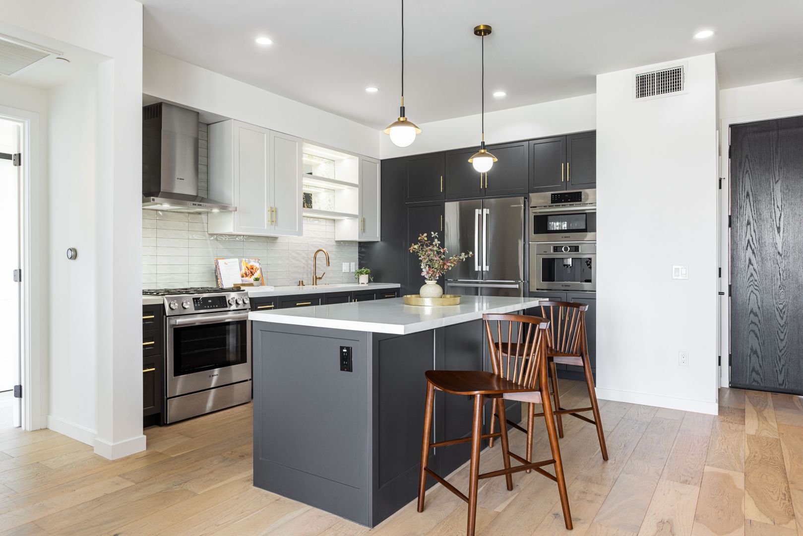 Los Angeles Apartment: 1333 S Orange Grove Ave