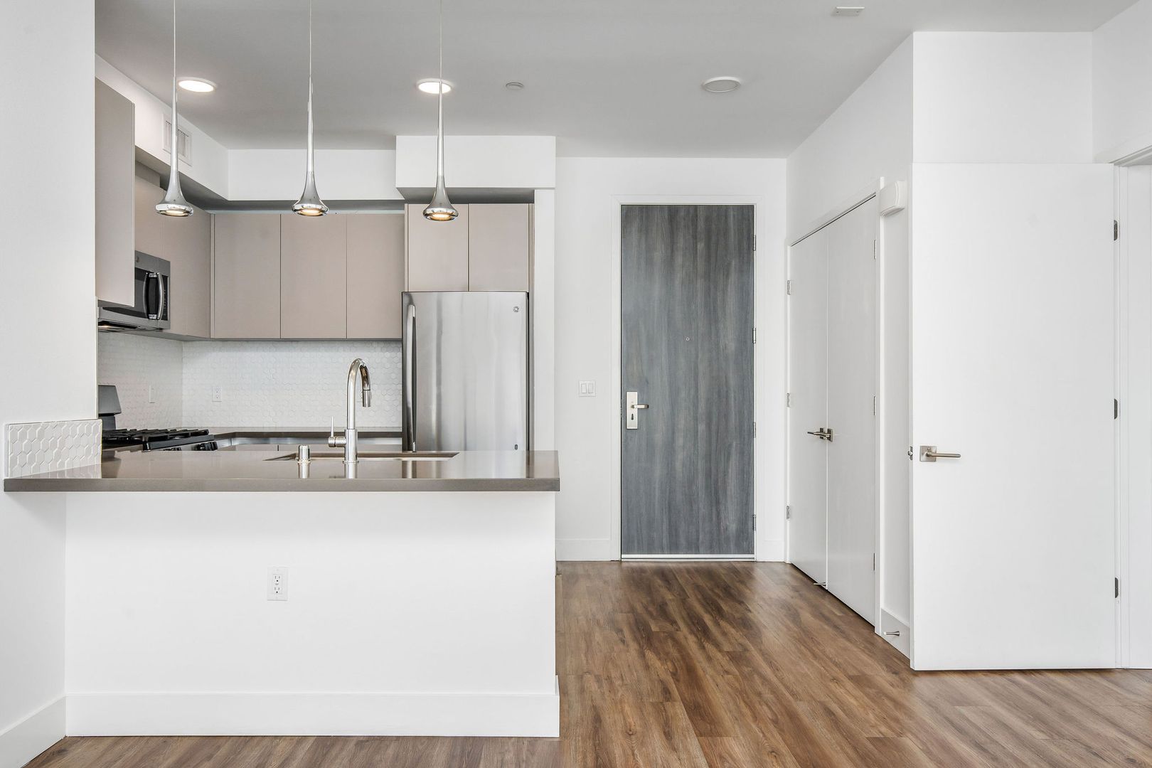 Los Angeles Apartment: 453 S Kenmore Ave