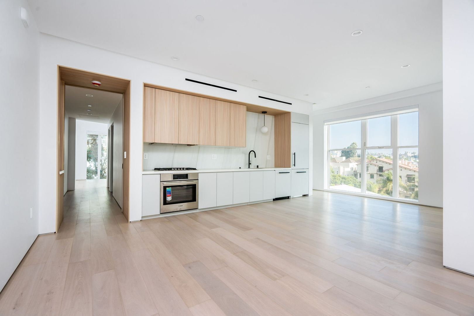 West Hollywood Apartment: 1136 N La Cienega Blvd