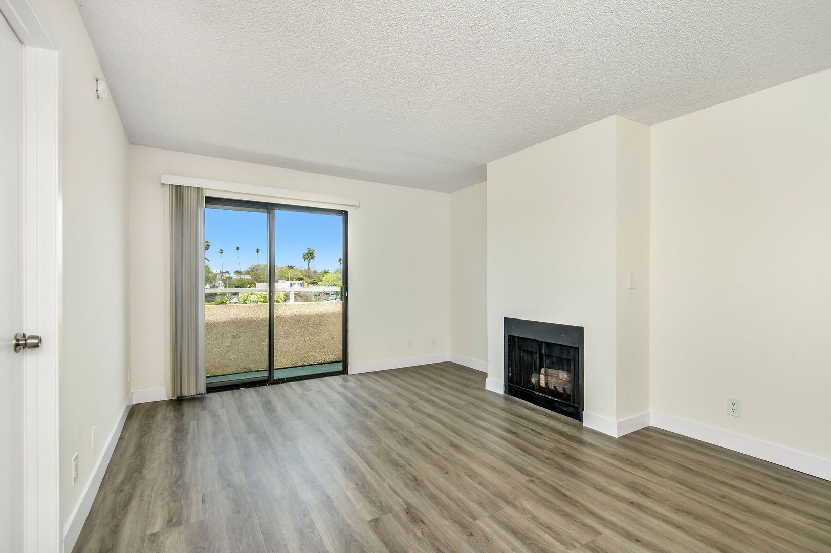 Venice Apartment: 2724 Abbot Kinney Blvd