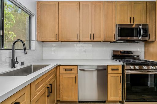 Newly Renovated 2BR / 2.5BA on Abbot Kinney | Enclosed Patio | Free Parking | $500 L&L Special – photo 1