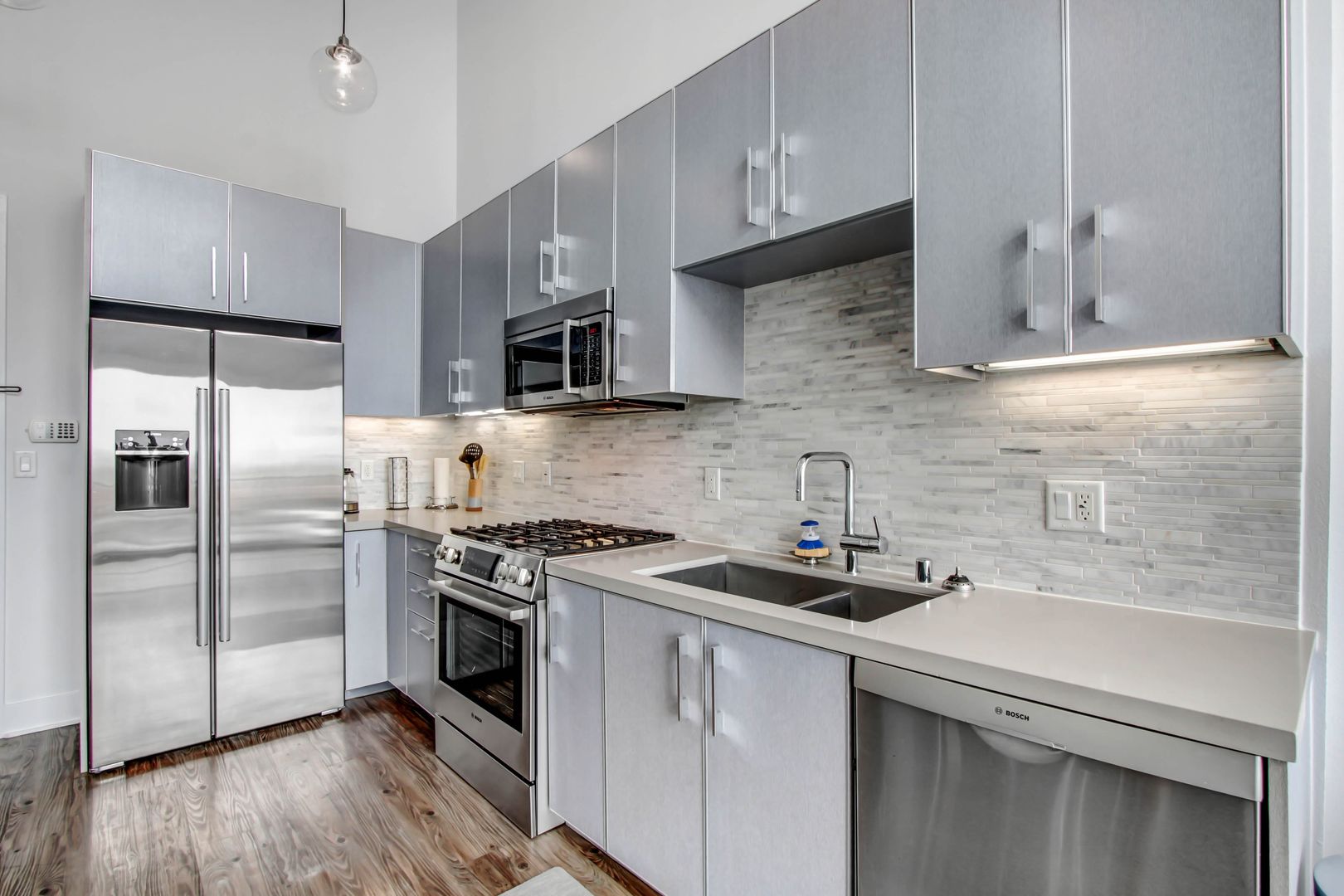 Los Angeles Apartment: 1168 S Barrington Ave