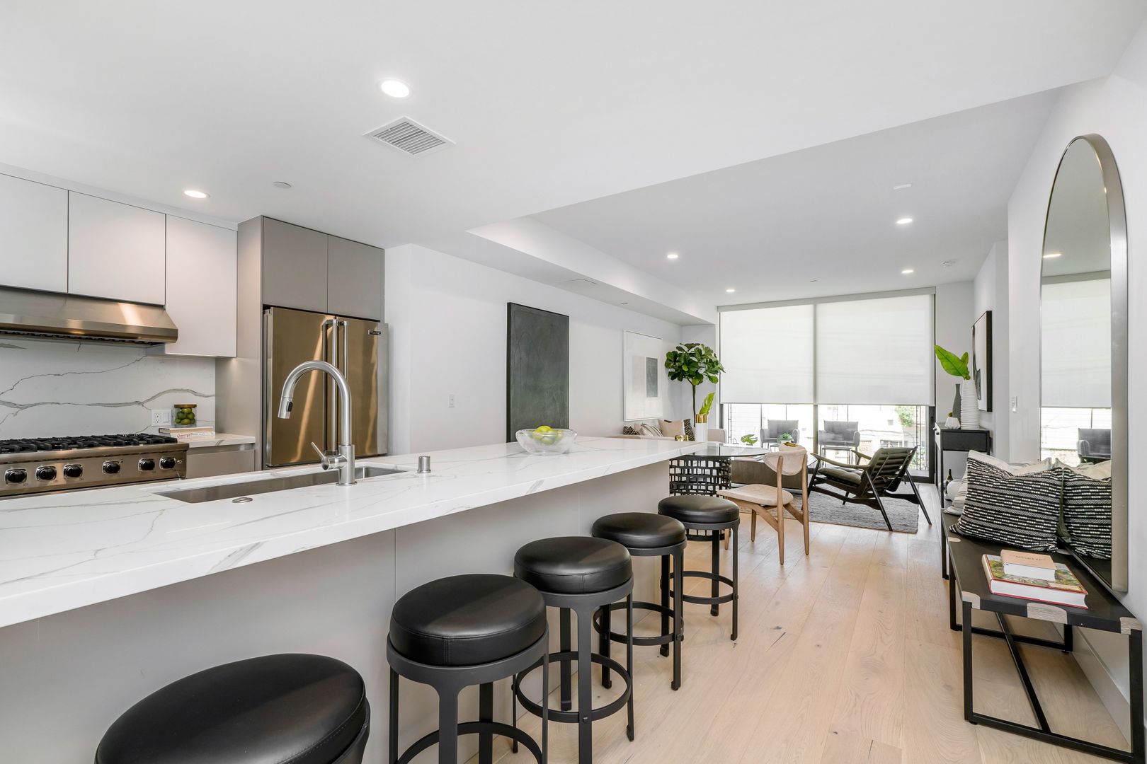 Los Angeles Apartment: 1415 Reeves St