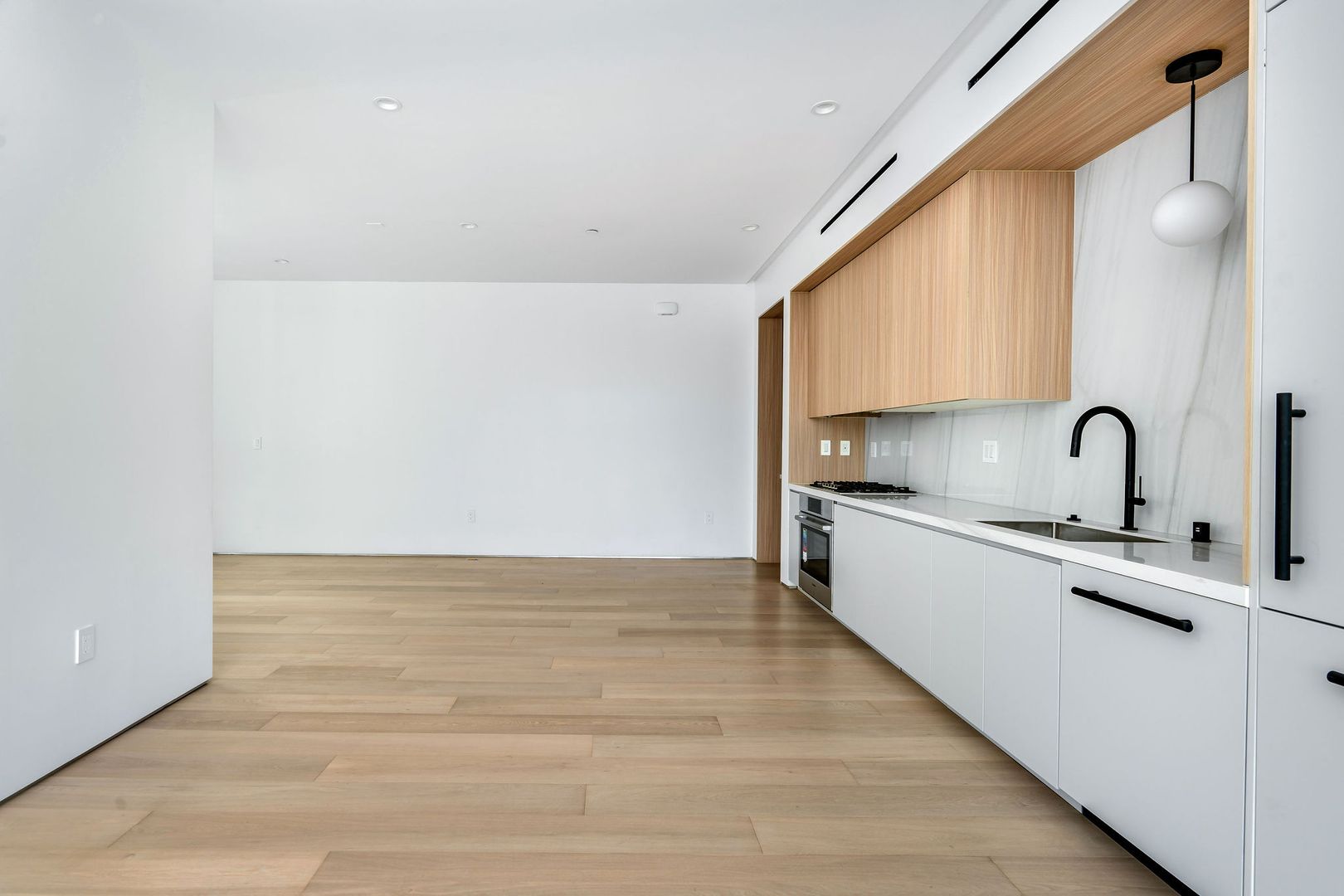 West Hollywood Apartment: 1136 N La Cienega Blvd