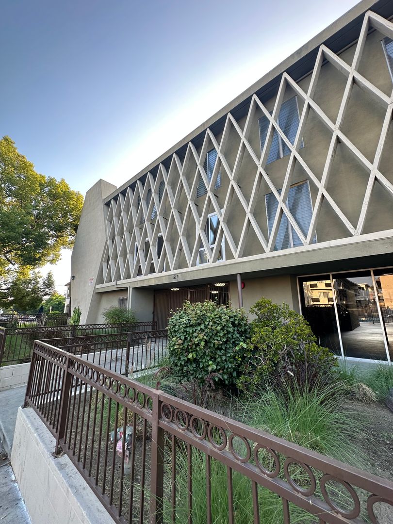 Los Angeles Apartment: 511 N Kenmore Ave