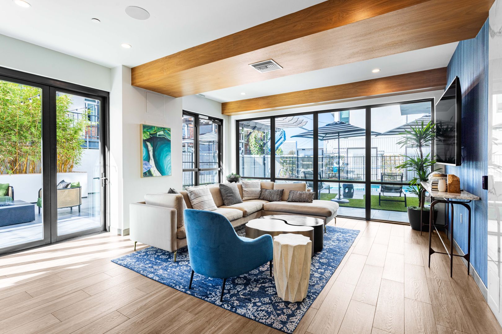 Los Angeles Apartment: 1333 S Orange Grove Ave