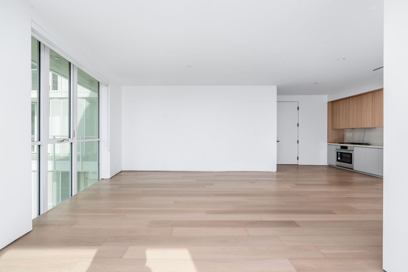 West Hollywood Apartment: 1136 N La Cienega Blvd