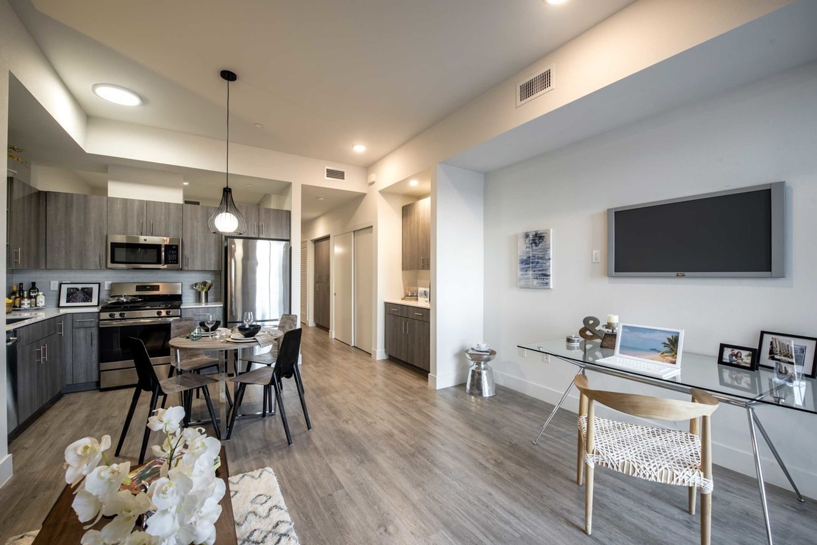 Los Angeles Apartment: 1331 W 7th St