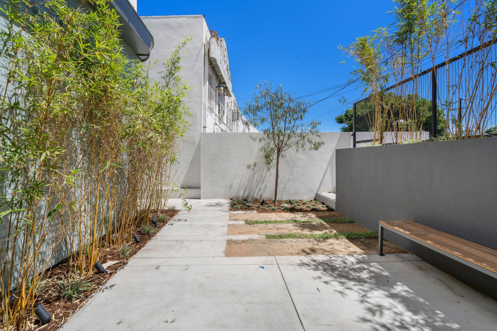 Los Angeles Apartment: 3450 W 43rd St