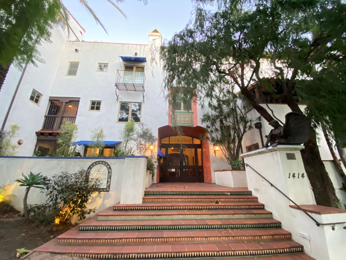 West Hollywood Apartment: 1414 N Harper Ave