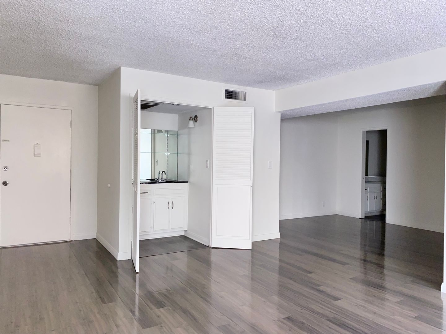 Los Angeles Apartment: 319 S Clark Dr