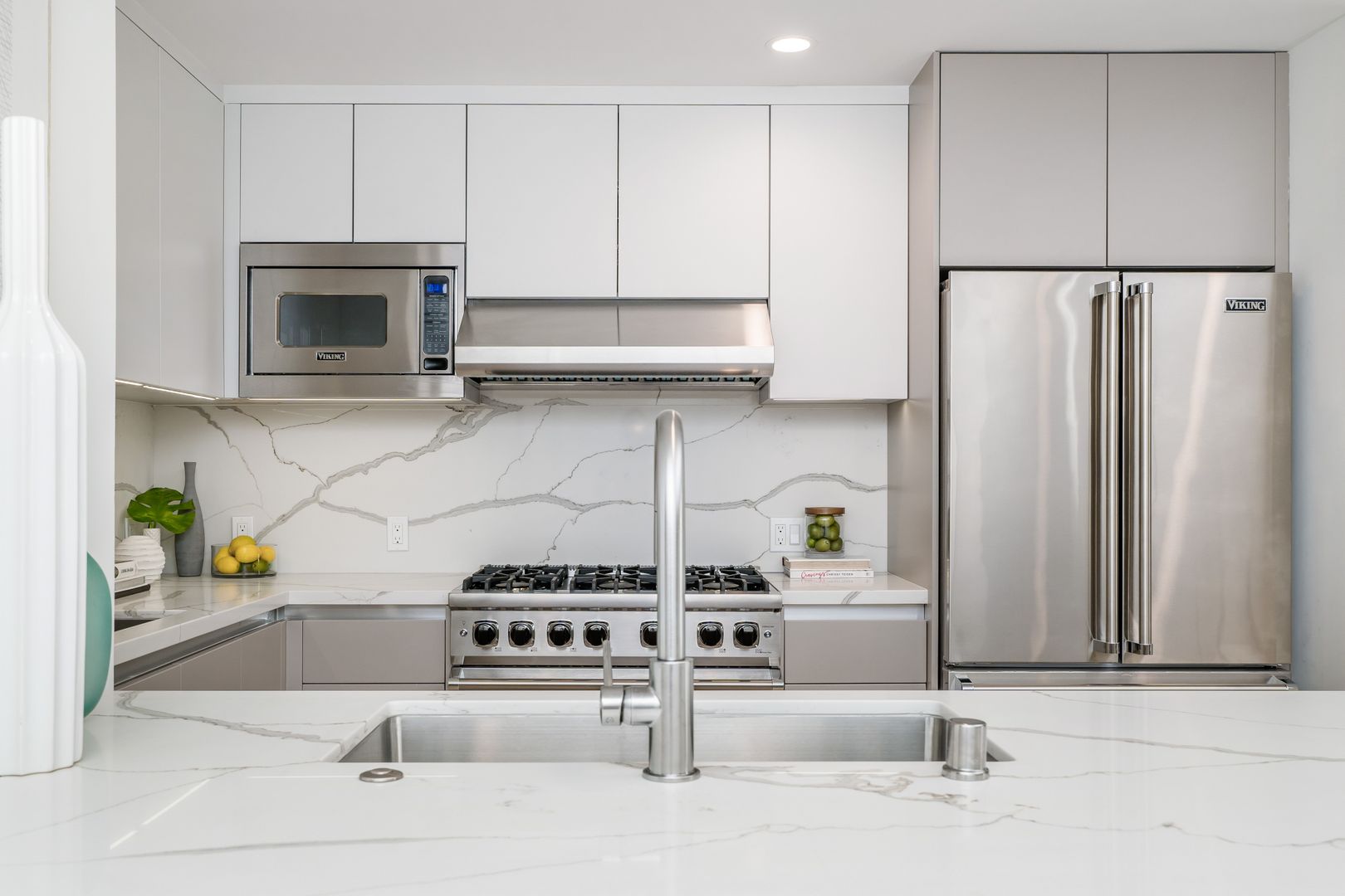 Los Angeles Apartment: 1415 Reeves St