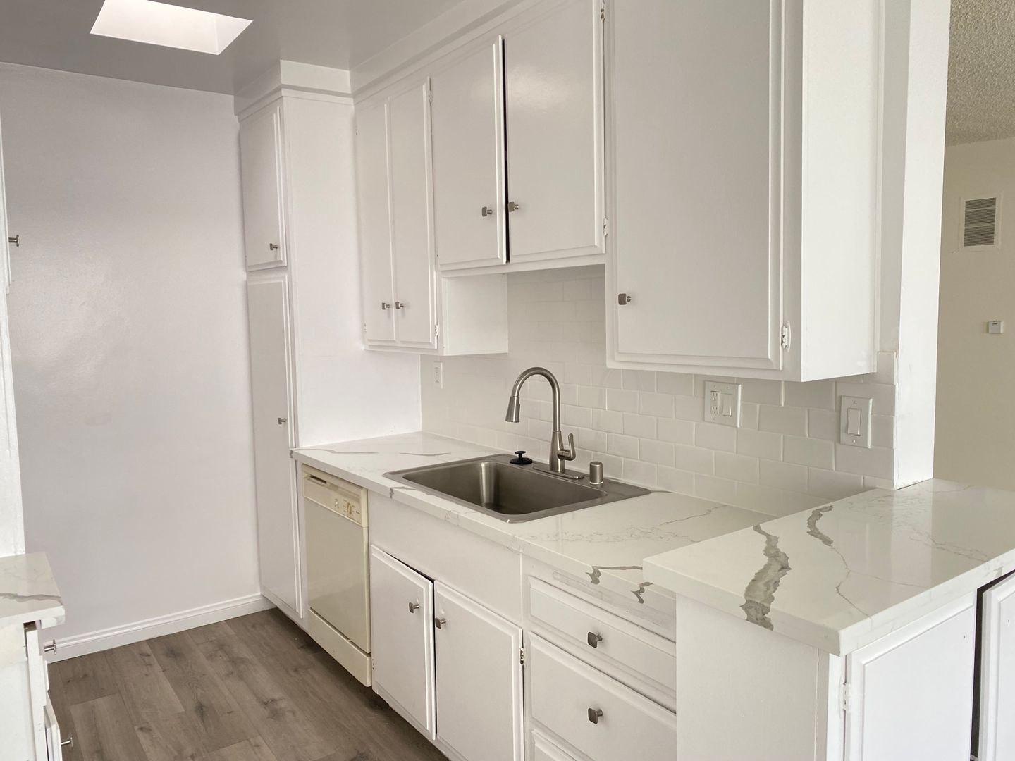 Los Angeles Apartment: 7010 Lanewood Ave