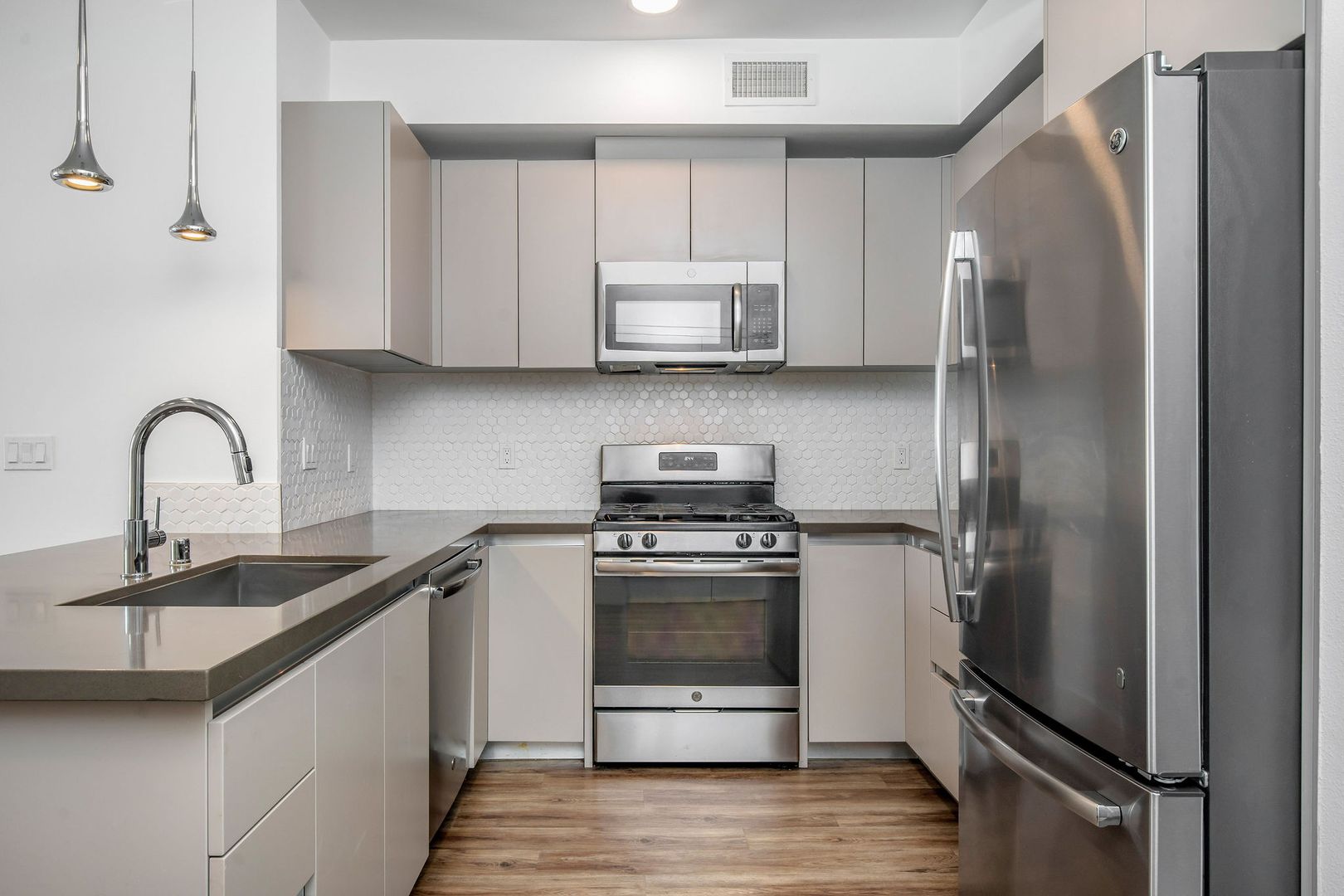 Los Angeles Apartment: 453 S Kenmore Ave