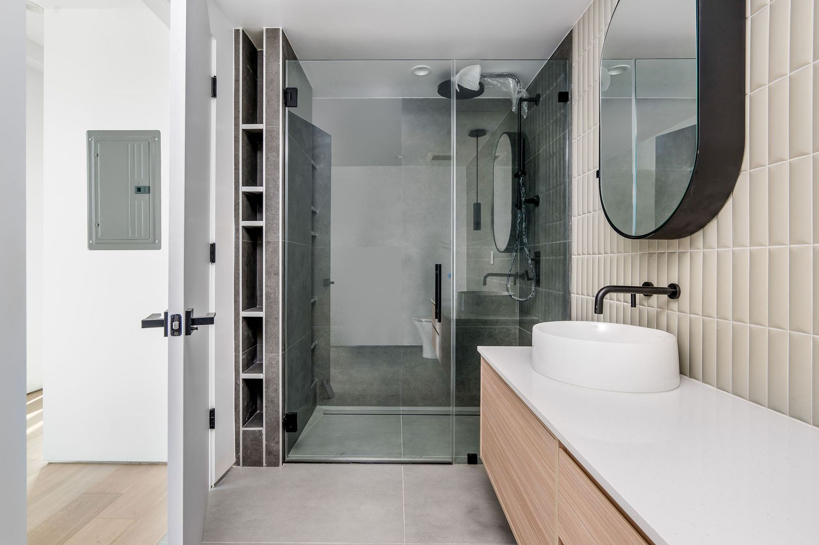 West Hollywood Apartment: 1136 N La Cienega Blvd