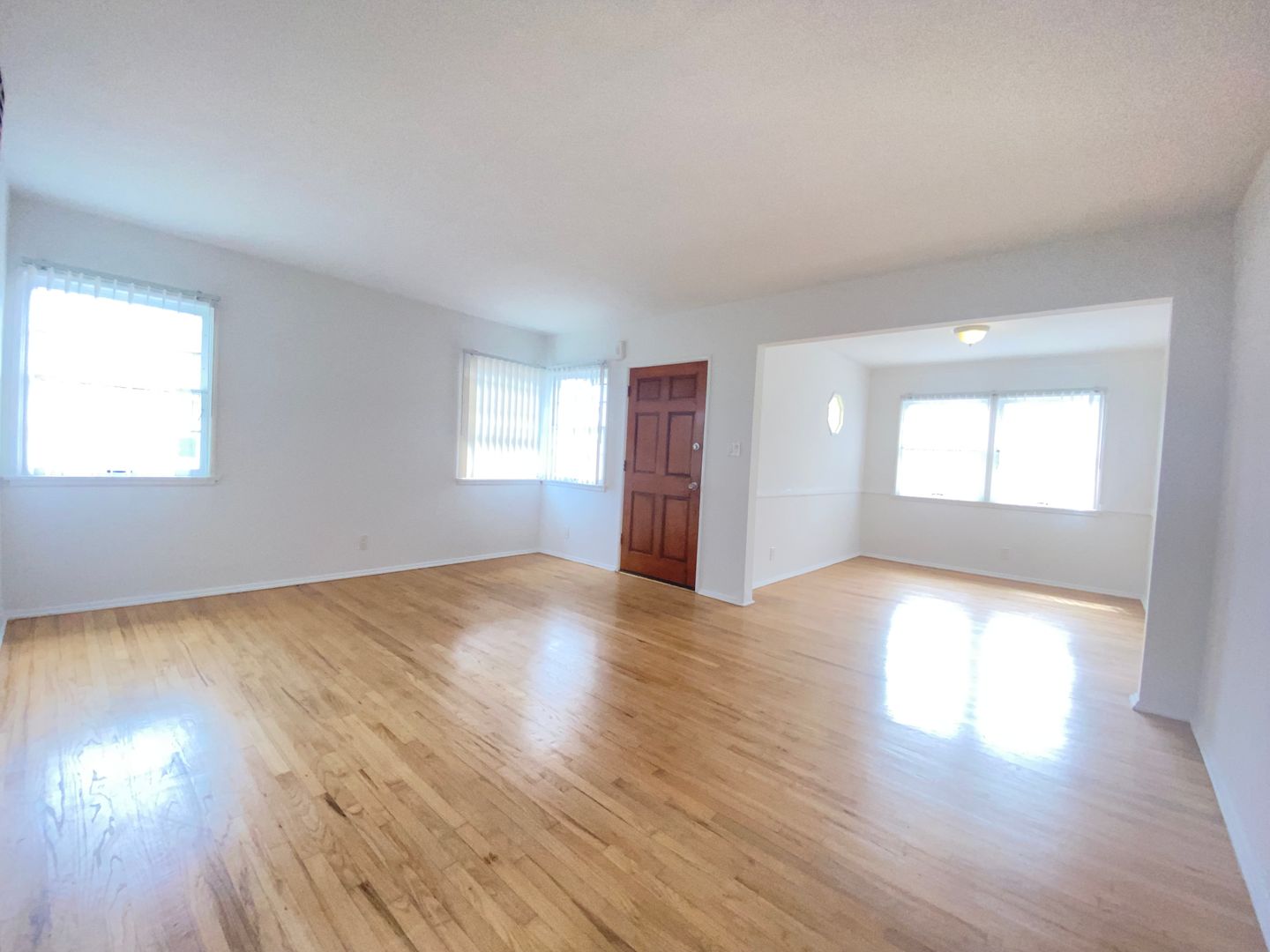 Venice Apartment: 354-360 Rennie Ave