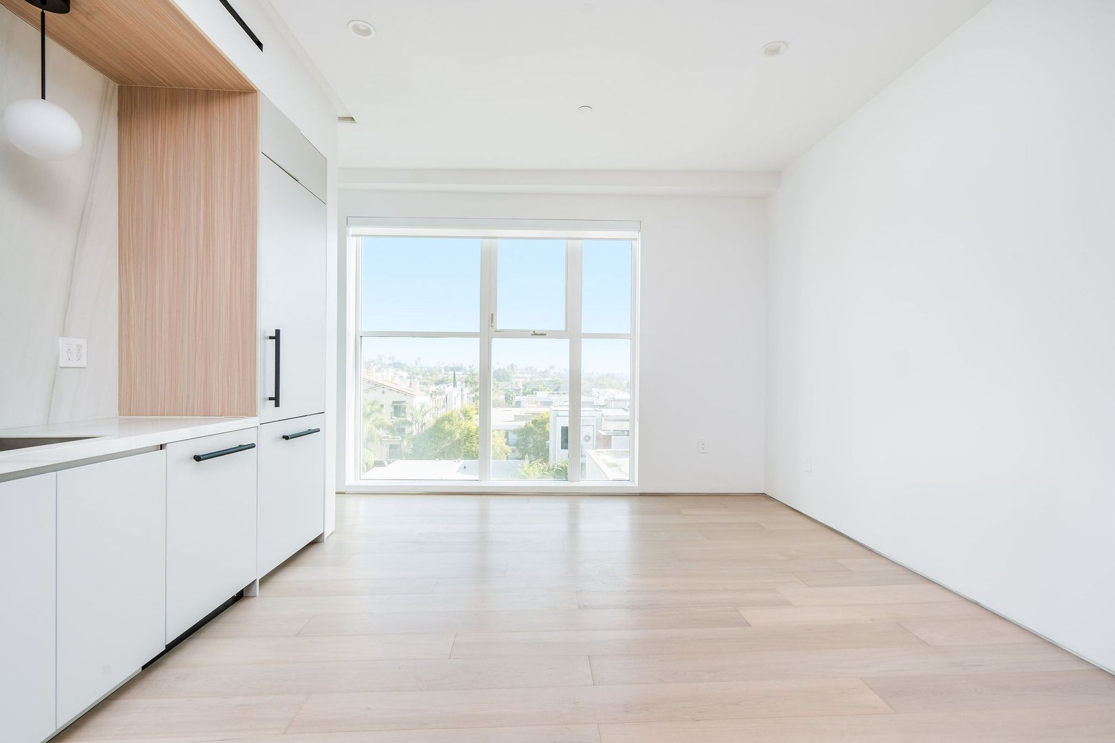 West Hollywood Apartment: 1136 N La Cienega Blvd