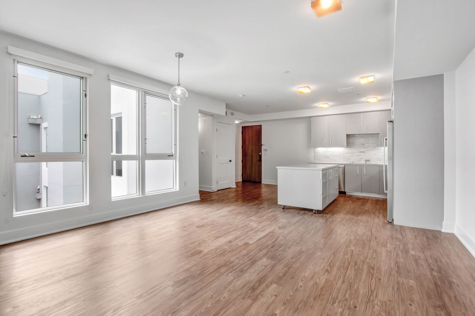 Los Angeles Apartment: 1168 S Barrington Ave