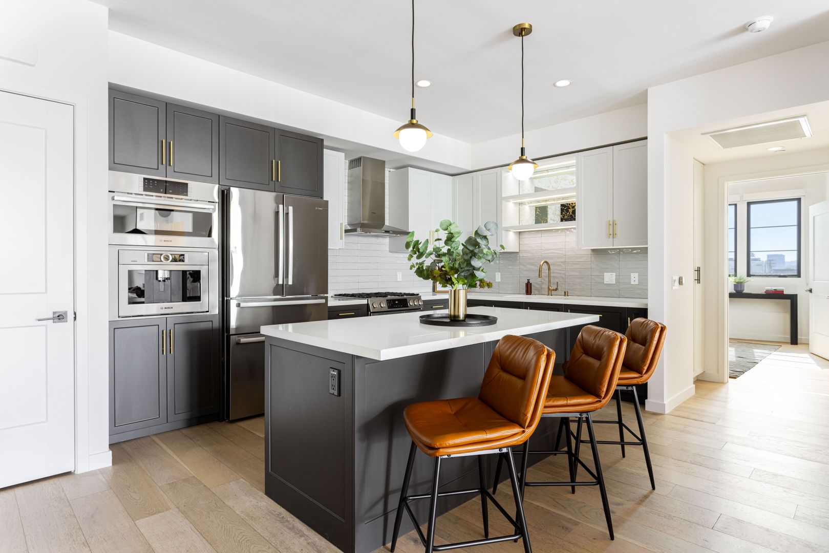 Los Angeles Apartment: 1333 S Orange Grove Ave