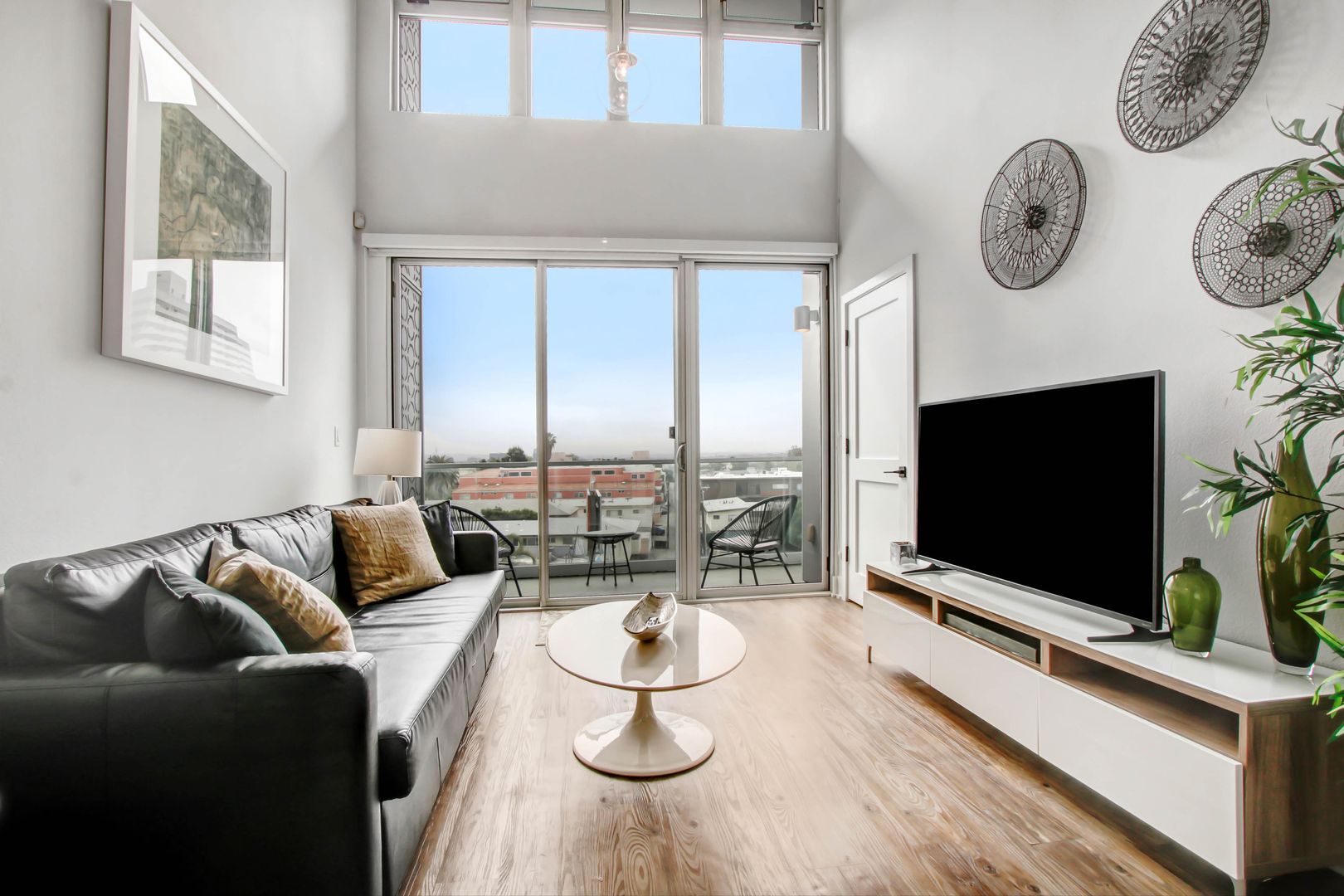 Los Angeles Apartment: 1168 S Barrington Ave