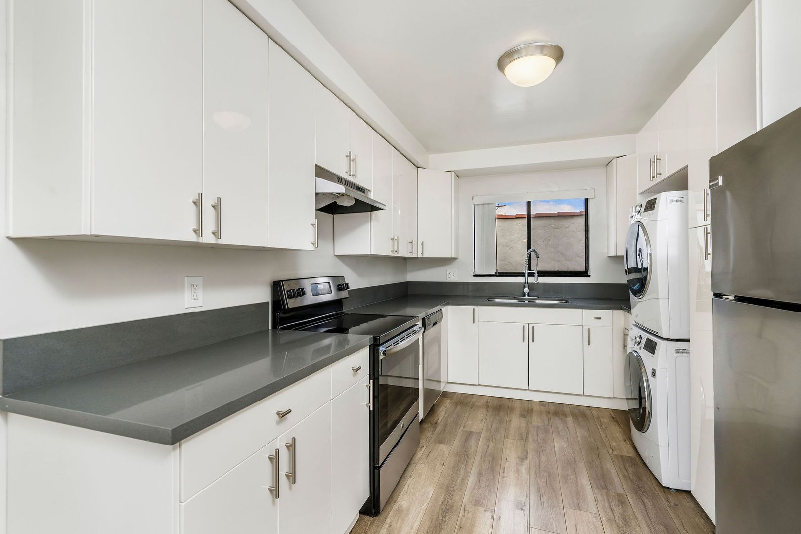 Beverly Hills Apartment: 121 N Hamilton Dr