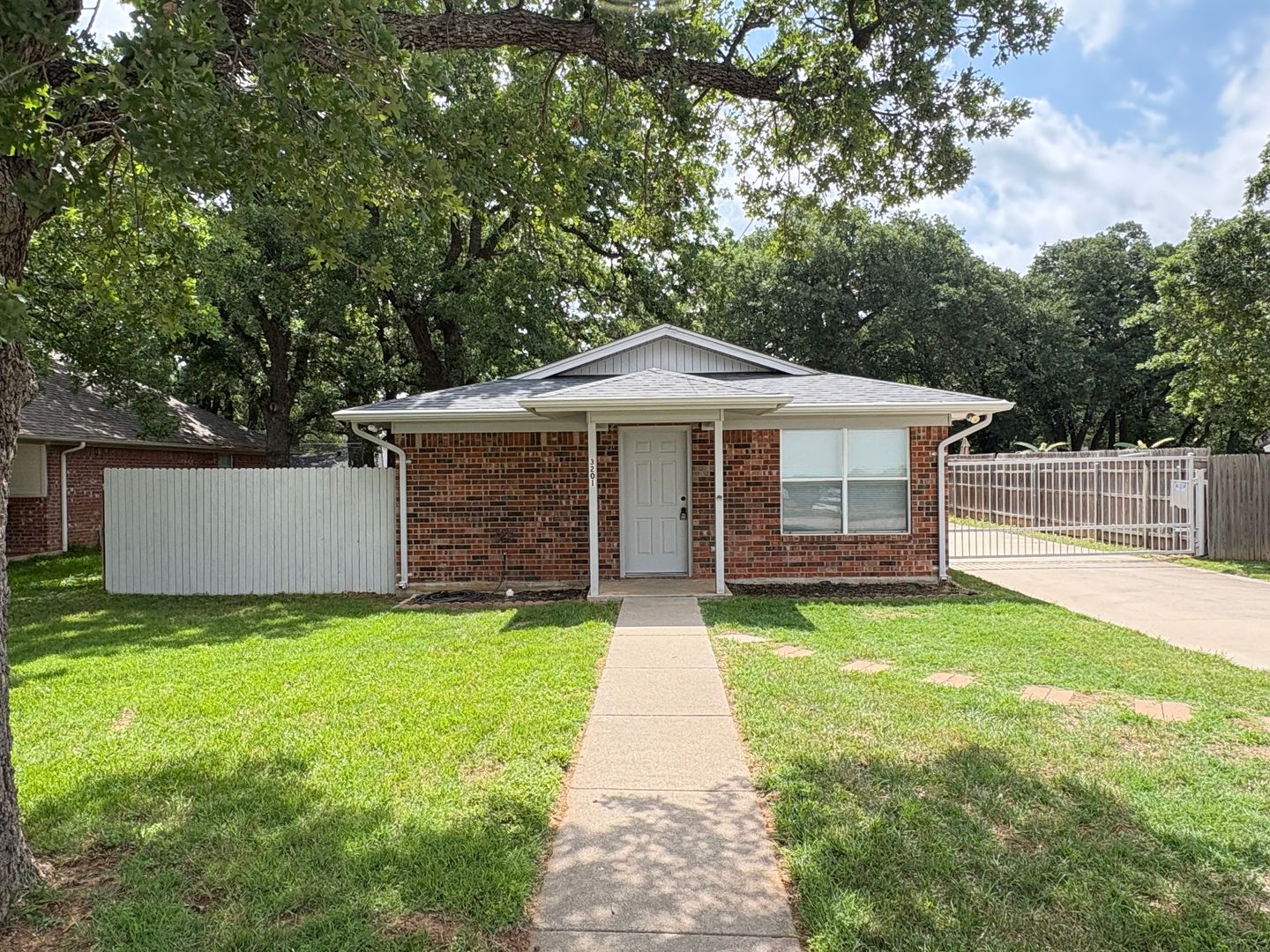 Decatur House: 3201 S. Garland