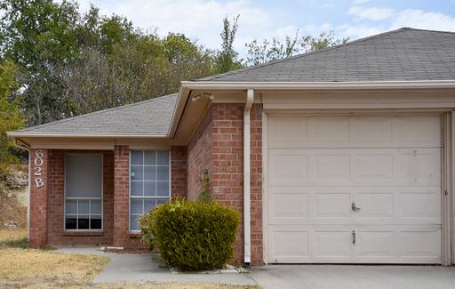 Spacious 3 Bedroom 2 Bath duplex Decatur TX