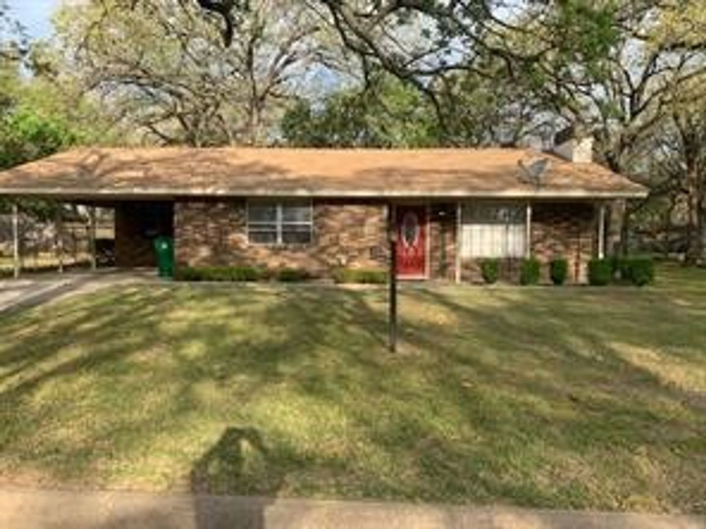 Decatur House: 3104 S. Lipsey St.