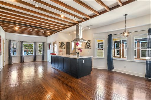 BEAUTIFUL AND ICONIC 2 BEDROOM CRAFTSMAN – photo 1