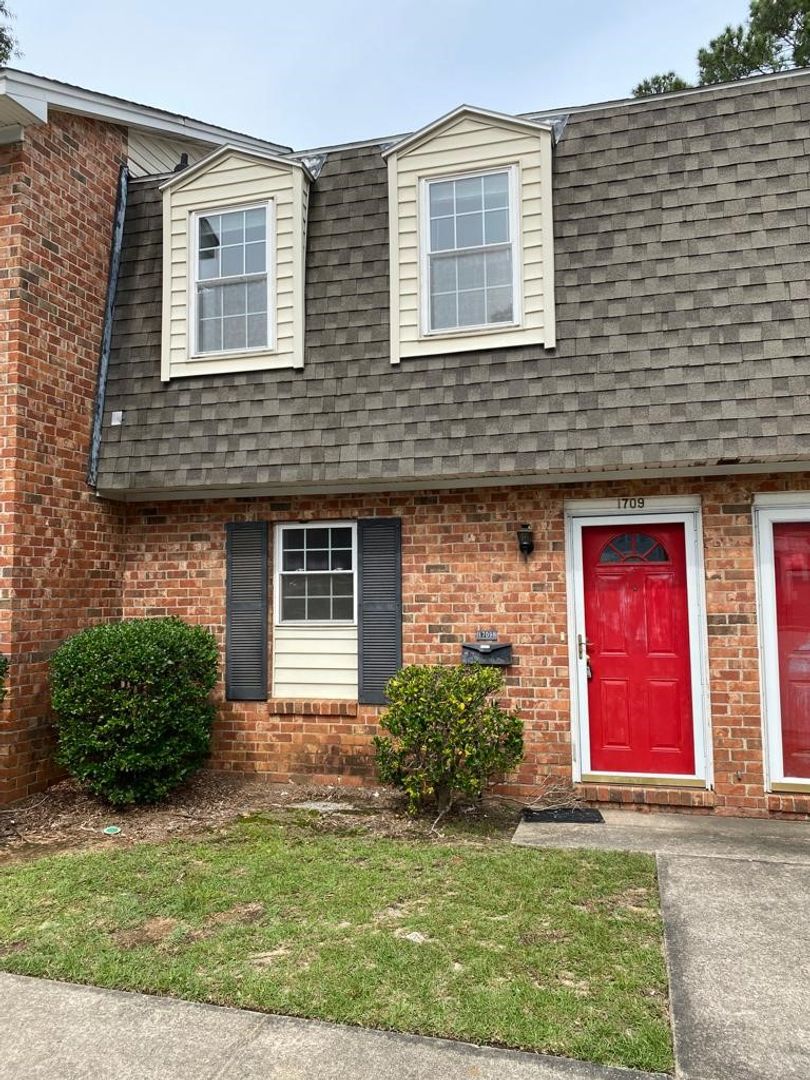 Columbia Townhome: 1709 Grays Inn Rd