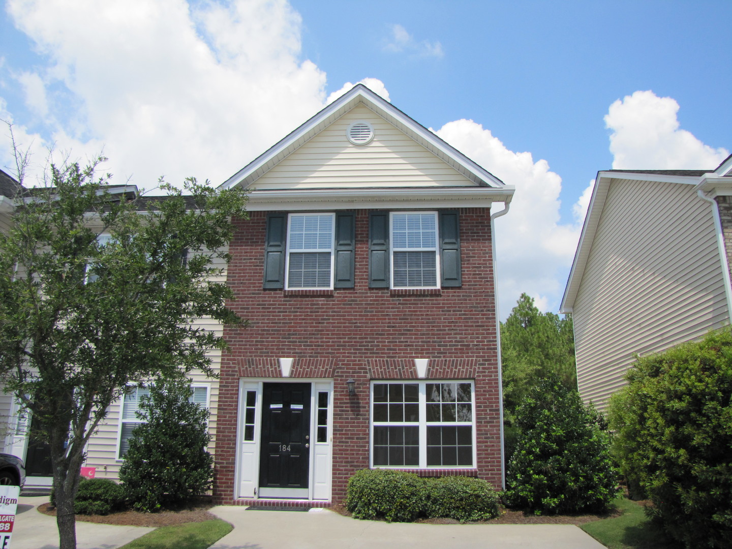 W. Columbia House: 184 War Admiral Drive