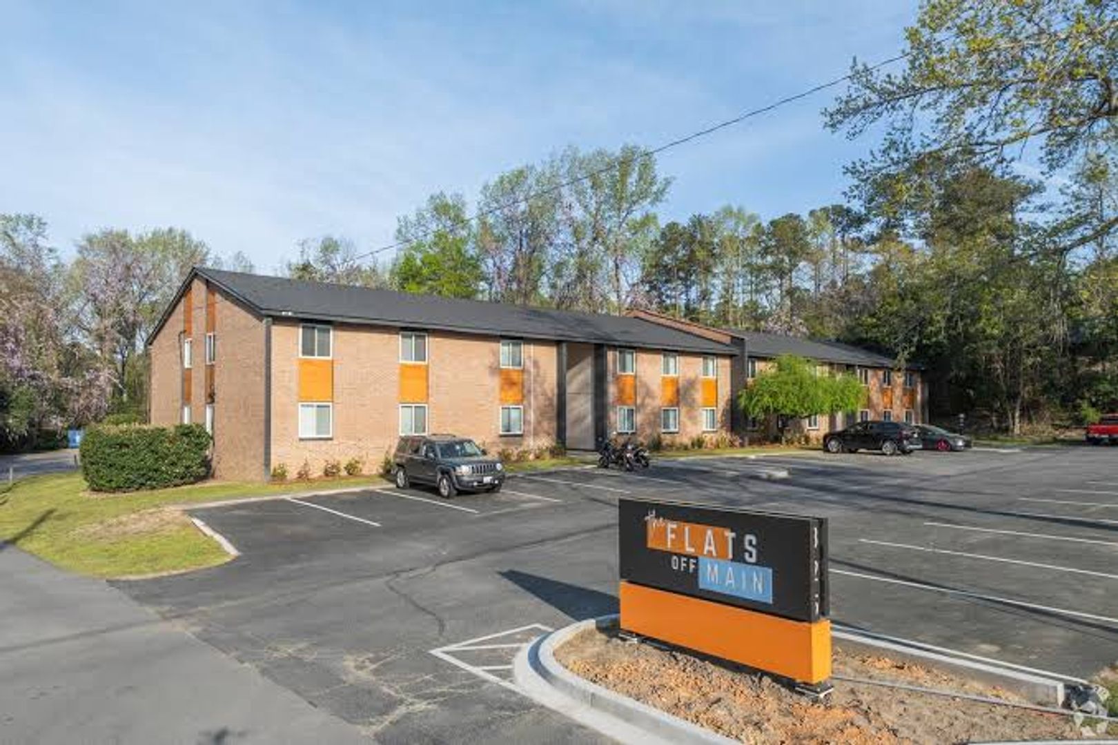 Lexington Apartment: 325 S Lake Dr