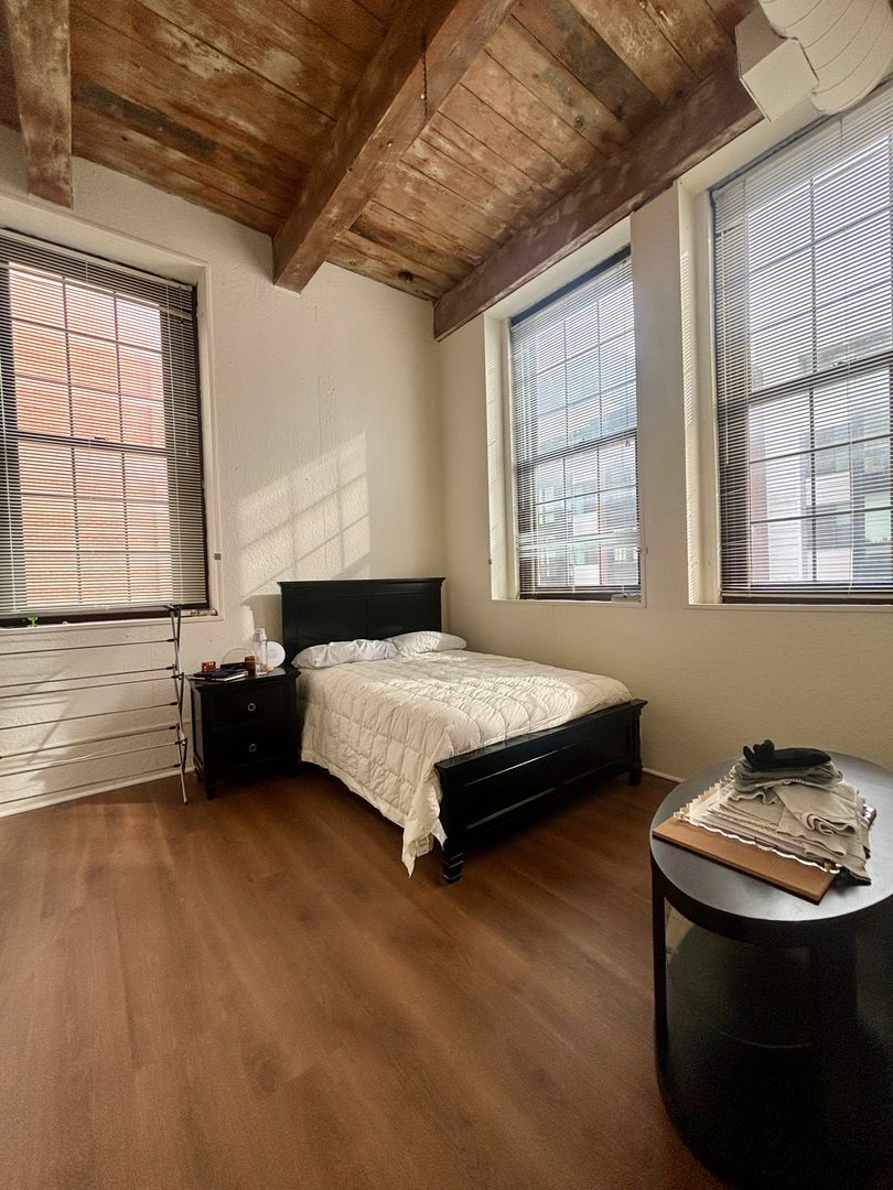 Baltimore Apartment: 121 S Fremont Ave