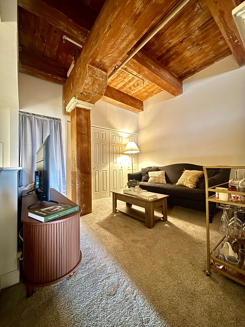 Baltimore Apartment: 121 S Fremont Ave