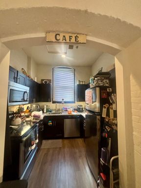 1 Month Free! Large, Corner Unit Lofted 1 BR Apt. Steps from UMMC! Huge Walk-In Closet, Two Walls of Windows, Parking, 24/7 In-Site Staff, Pet Friendly, Secured Entry, and More!!! – photo 1